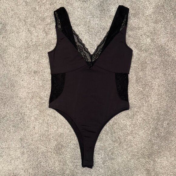 Women's Medium Lulus Flirt With You Black Lace Sleeveless Bodysuit, Like New - Picture 6 of 9